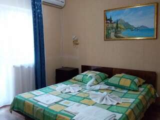 Гостевой дом Античный Дворик Феодосия Трехместный номер «Комфорт» с душем-1