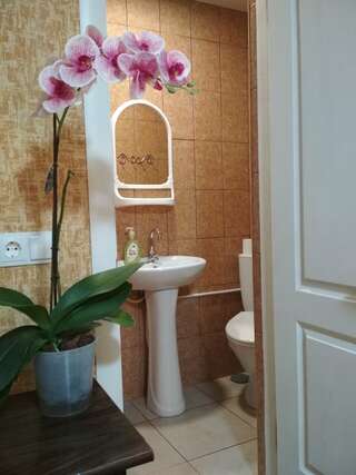 Гостевой дом Античный Дворик Феодосия Семейный номер с душем-1