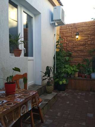 Гостевой дом Античный Дворик Феодосия Семейный номер с душем-4