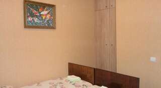 Гостевой дом Guesthouse Antichnyi Dvorik Феодосия Двухместный номер с 2 отдельными кроватями и дополнительной кроватью-3
